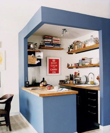 Thay vì giấu đi, bạn có thể biến tủ bếp thành một  góc nổi bật trong nhà. Khối hộp đồ nội trợ màu xanh với bàn bếp cũng là nơi bạn có thể nhâm nhi bữa sáng