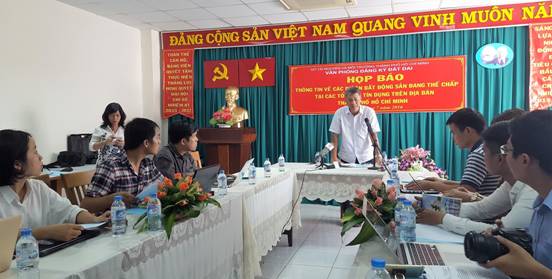 Ông Phạm Ngọc Liên - Giám đốc Văn phòng đăng ký đất đai TPHCM chủ trì buổi họp báo.
