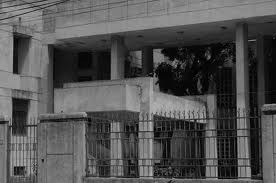 Ngôi nhà vốn là trụ sở Đại sứ quán Bulgaria, nhưng đã bỏ hoang mấy chục năm nay.