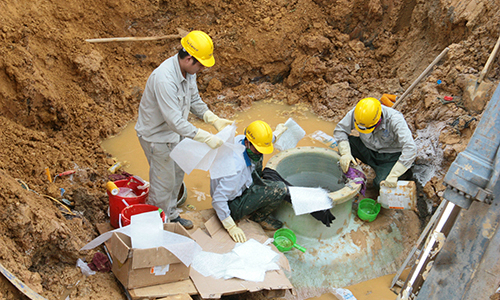 Workers repairing part of the broken pipeline in Da River water pipeline project. Photo by VnExpress/Ba Do