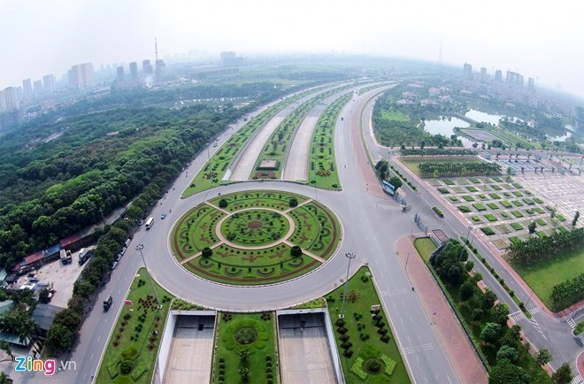 Hà Nội chi 53 tỷ đồng mỗi năm để cắt tỉa cỏ 24 km ở đại lộ Thăng Long. Ảnh: Zing.vn