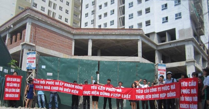 Khách hàng mua nhà Tổ hợp chung cư Nam Xa La, Hà Đông từng biểu tình tại công trường dự án.