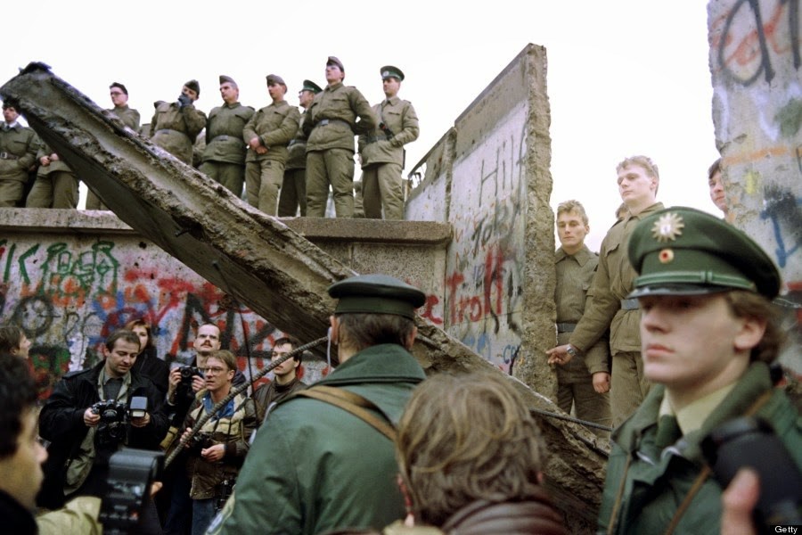 Một phần Bức tường Berlin được phá bỏ trước sự chứng kiến của người dân và truyền thông.