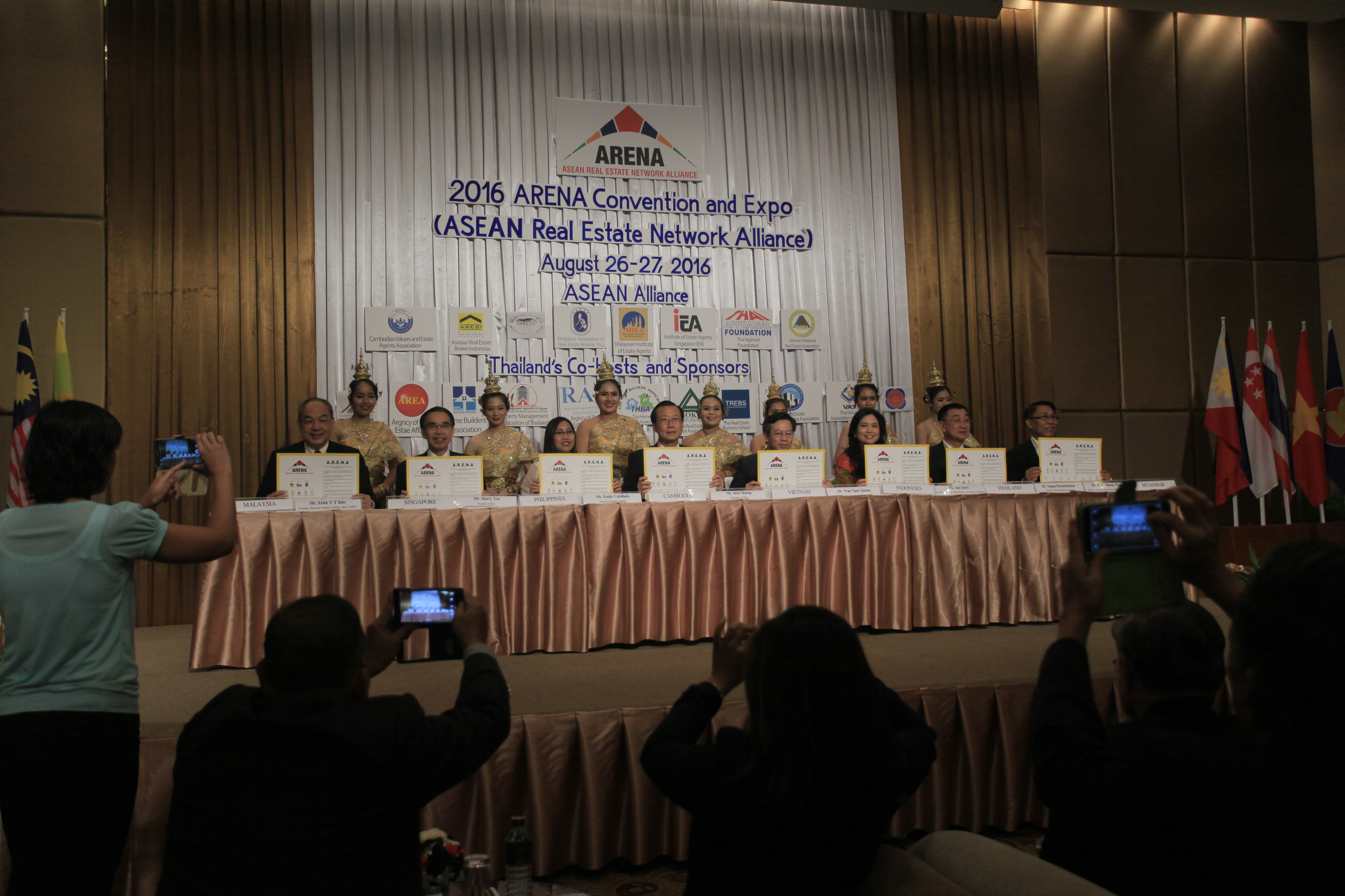 Các đại biểu tham gia lễ ký kết văn kiện hợp tác thành lập ARENA.