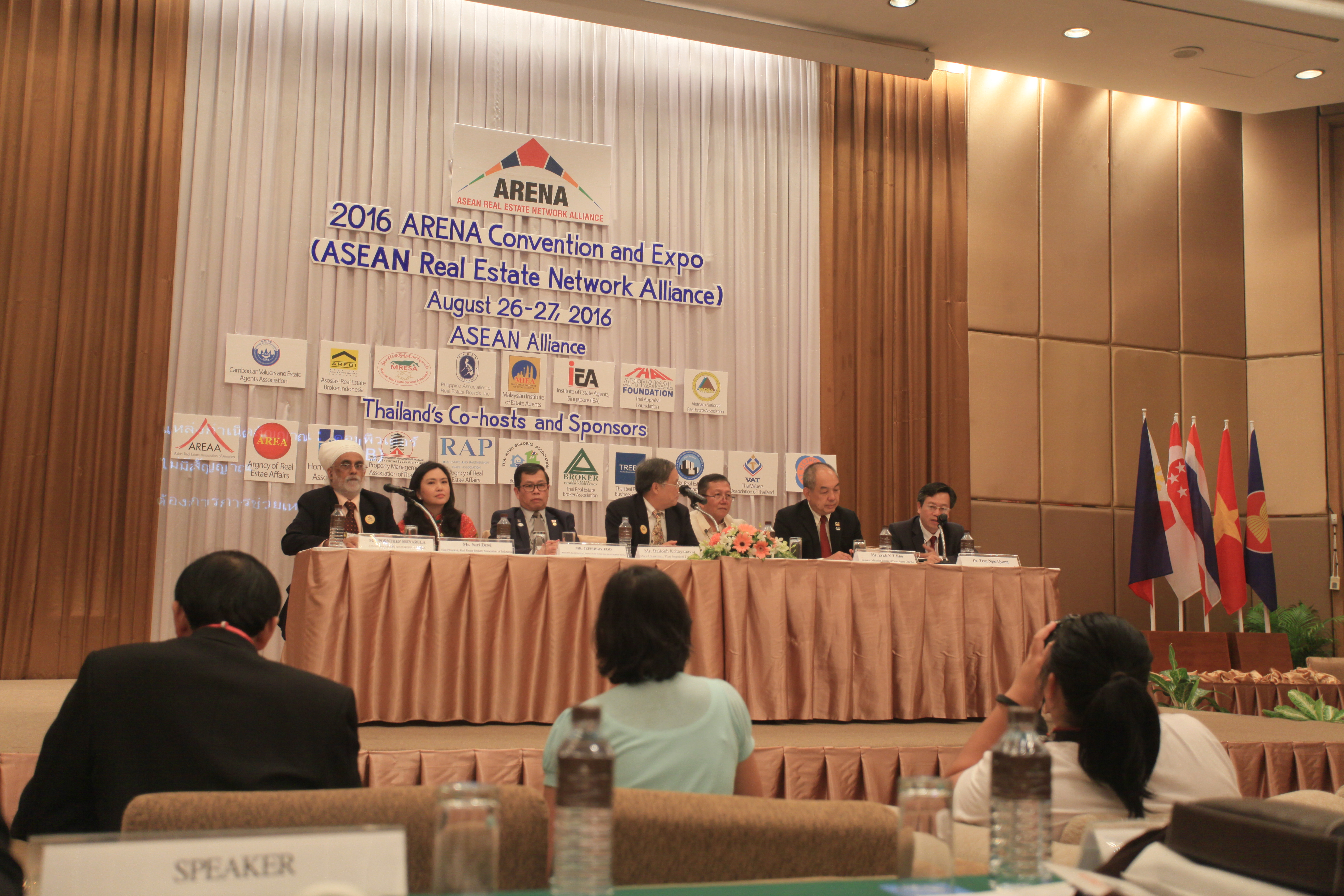 TS. Trần Ngọc Quang, Tổng Thư ký Hiệp hội BĐS Việt Nam tham gia chủ trì phiên họp.