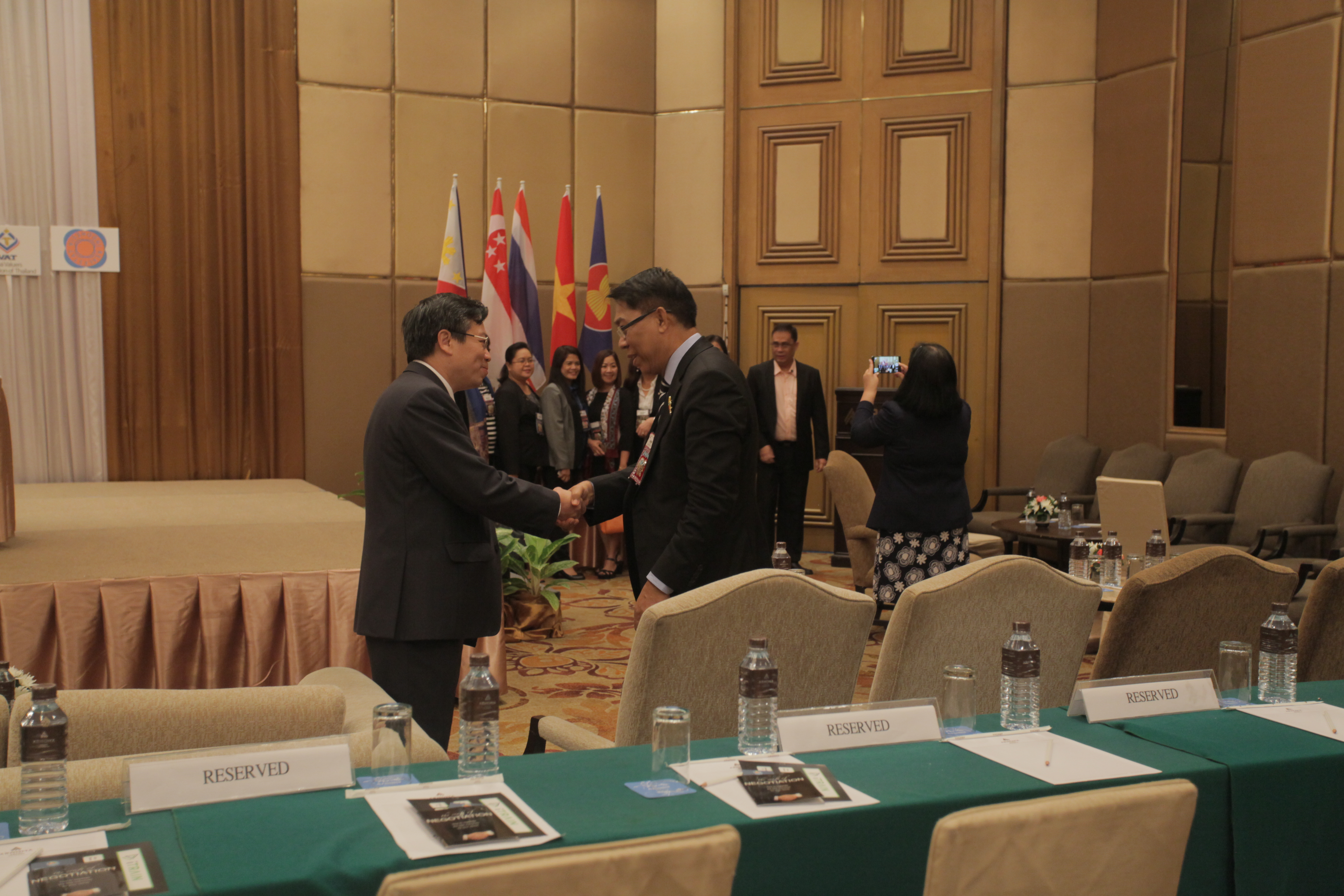 Tổng Thư ký Hiệp hội BĐS Việt Nam tiếp xúc với Chủ tịch Hiệp hội BĐS Mianma.