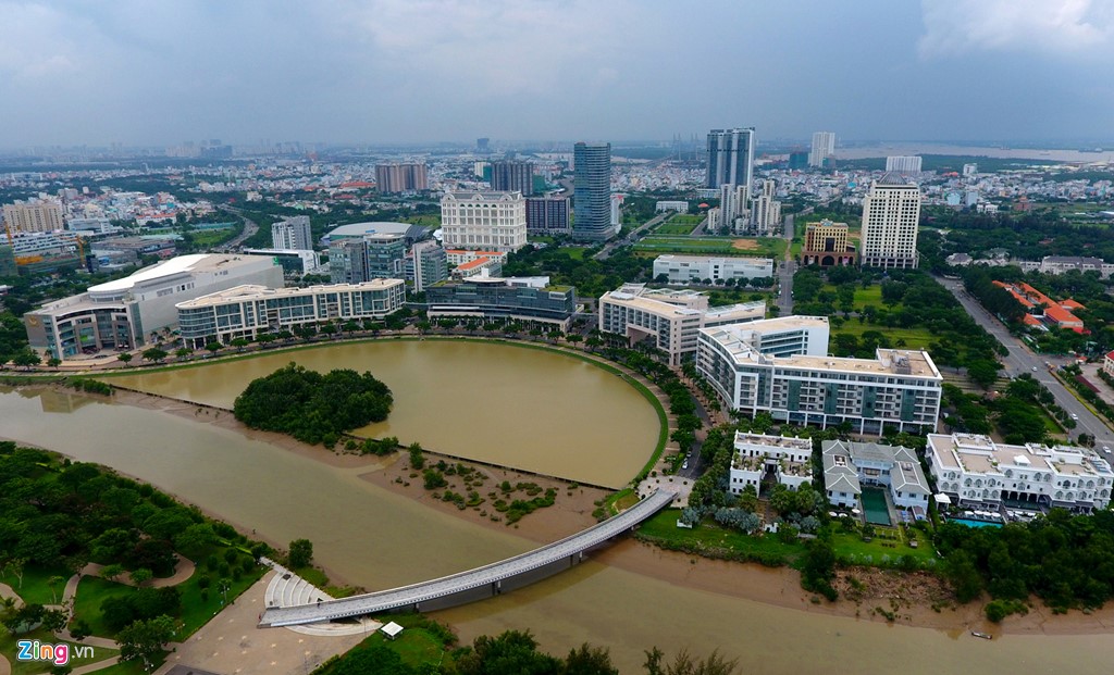 Hồ Bán Nguyệt được quy hoạch mô phỏng theo vịnh Singapore với cung đường, vỉa hè cùng các nhà cao tầng ôm theo đường cong của khu hồ với diện tích hơn 10 ha.