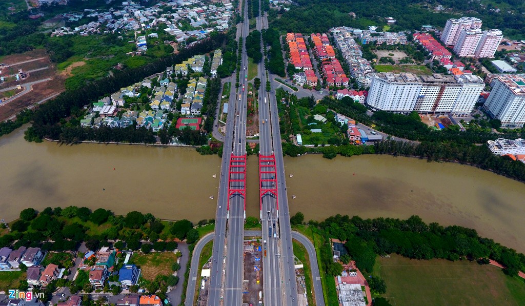Hàng loạt các dự án hạ tầng liên tục đã, đang và chuẩn bị đầu tư như hệ thống hầm chui, cầu vượt tại giao lộ Nguyễn Hữu Thọ - Nguyễn Văn Linh, tuyến metro số 4 kết nối trung tâm TP HCM với quận 7, huyện Nhà Bè, Bình Chánh, cầu Thủ Thiêm 4 trong tương lai sẽ kết nối quận 7 với Khu đô thị Thủ Thiêm, quận 2. Đặc biệt, khi tuyến cao tốc Bến Lức- Long Thành dự kiến hoàn thiện vào năm 2018, được cho là biến khu Nam Sài Gòn trở thành nơi giao thoa, người dân có thể dễ dàng di chuyển về các tỉnh miền Đông lẫn miền Tây Nam bộ.