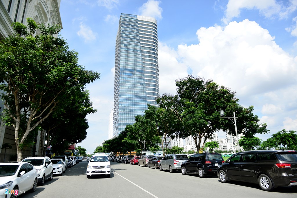 Tháp Petroland, tòa nhà cao nhất khu vực quận 7 với chức năng chính là trung tâm tài chính của Phú Mỹ Hưng Petro, và là một tổ hợp văn phòng cho thuê cũng như nhà ở.