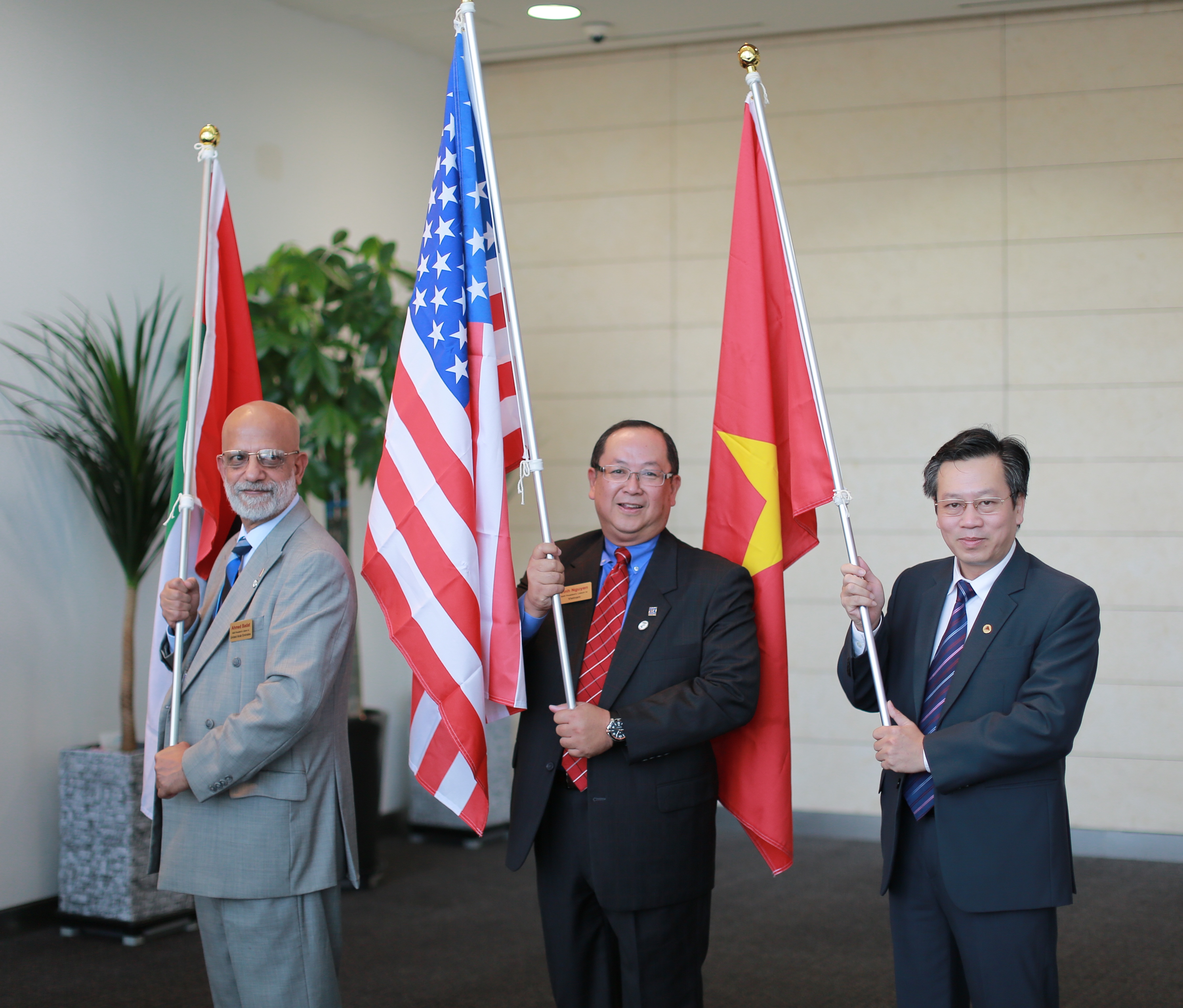 S. Trần Ngọc Quang, Tổng Thư ký VNREA cầm cờ Việt Nam tại Hội nghị.