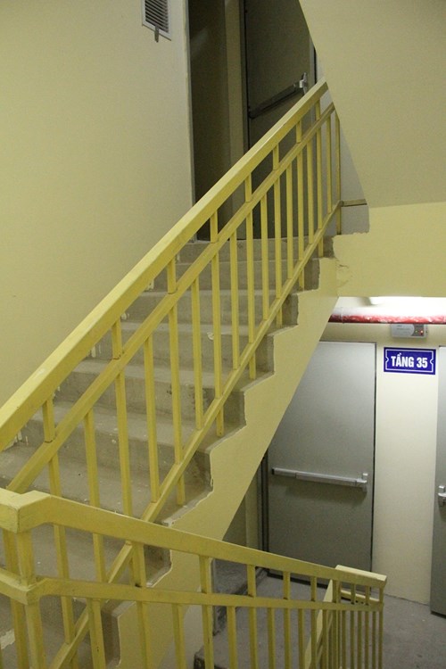 ... để lên tầng 36, phải đi qua 1 cầu thang bộ.