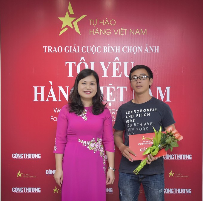 Đại diện Ban tổ chức  trao giải nhất cho các tác giả Trần Văn Kháng.