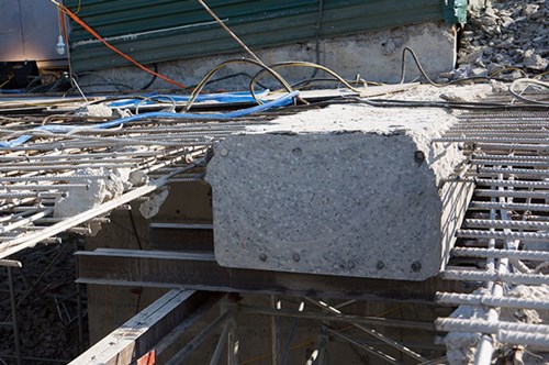 Máy cắt dây kim cương giúp nhà thầu đẩy nhanh được tiến độ phá dỡ tầng 19.