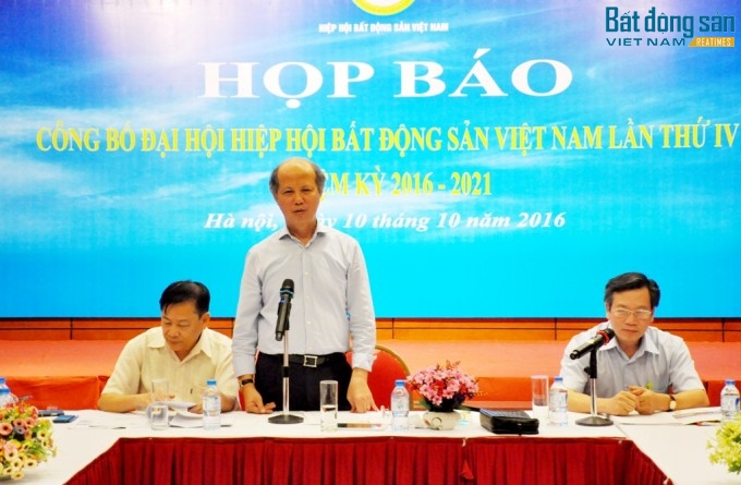 Ông Nguyễn Trần Nam, nguyên Thứ trưởng Bộ Xây dựng, Chủ tịch Hiệp hội phát biểu tại buổi họp báo.