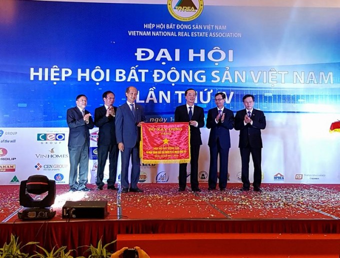 Bộ trưởng Phạm Hồng Hà trao bằng khen cho lãnh đạo Hiệp hội.