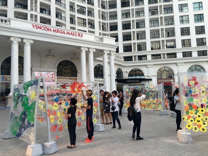 Cư dân và khách tham quan có mặt tại quảng trường đã cùng các nghệ sĩ vẽ tự do trên 21 bức tường trong suốt để tạo nên một mê cung tuyệt đẹp.
