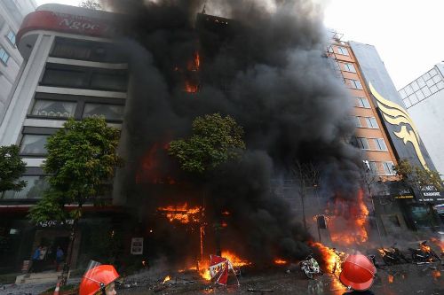 Cháy lớn tại dãy quán karaoke trên đường Trần Thái Tông ngày 1/11.