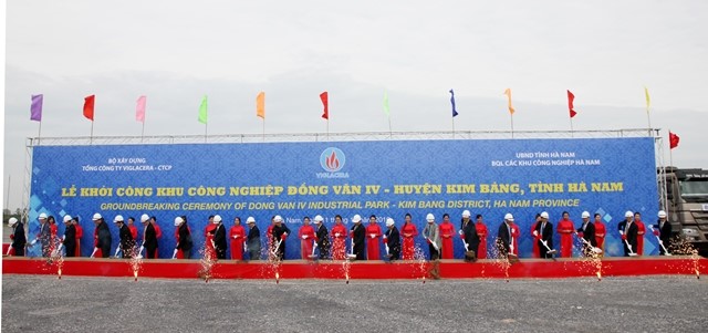 Khách mời và đại diện Ban Lãnh đạo TCT Viglacera – CTCP thực hiện nghi lễ khởi công KCN Đồng Văn IV, tỉnh Hà Nam.