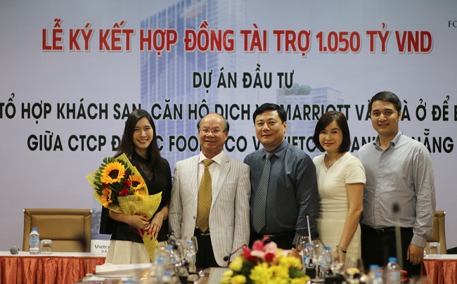 Lãnh đạo Vietcombank Đà Nẵng và Tập đoàn Alphanam tại Lễ ký kết.