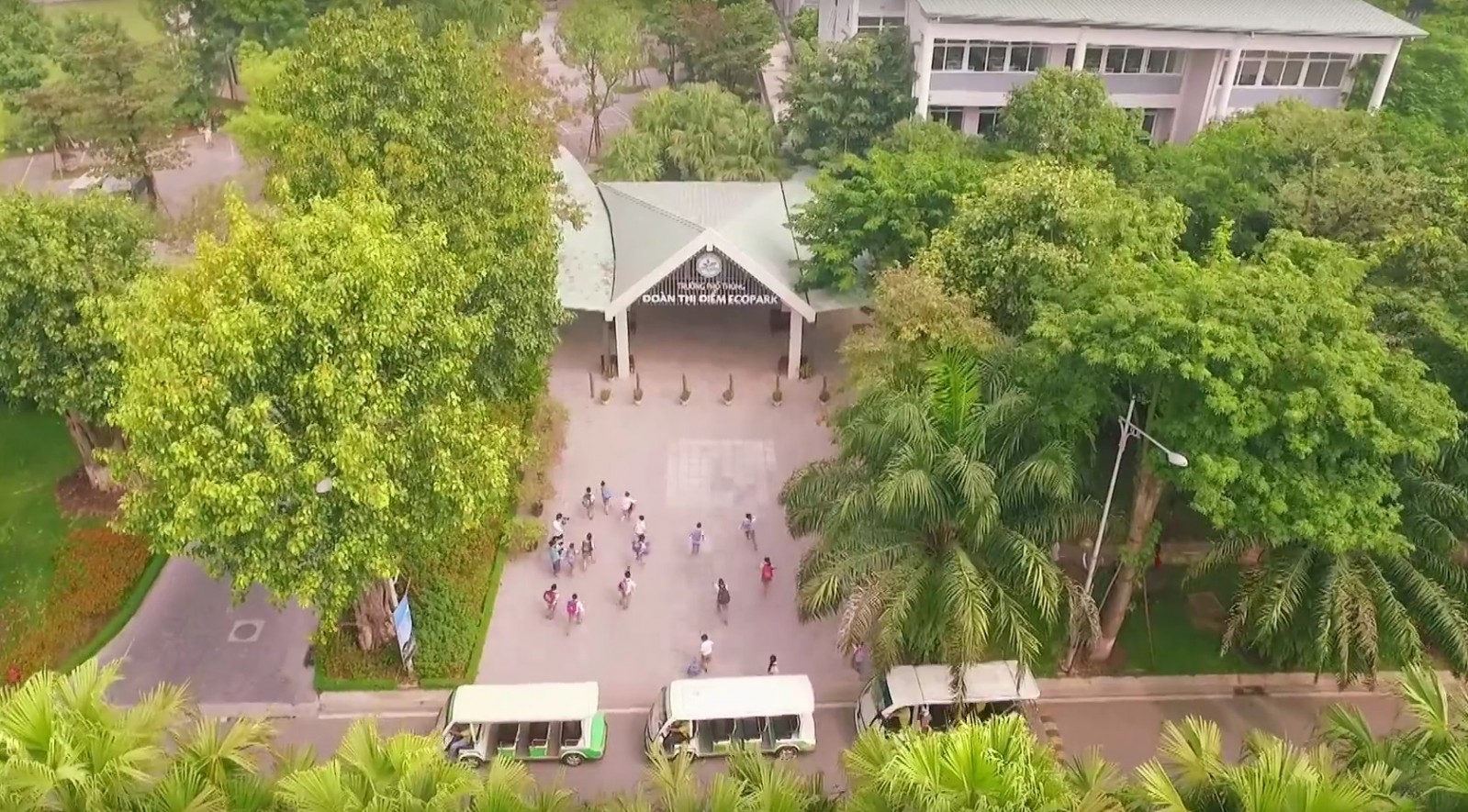 Hệ thống trường học tại KĐT Ecopark được nhiều phụ huynh ví như những ngôi trường nằm giữa rừng cây.