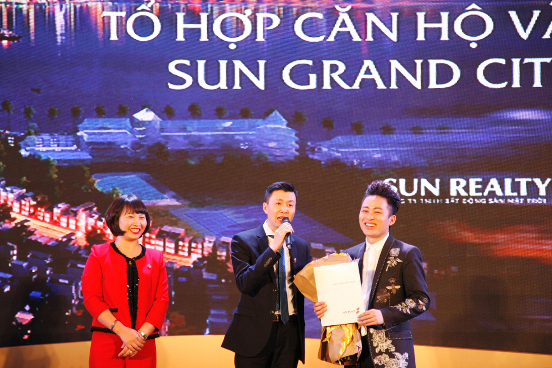 ca sỹ Tùng Dương vui mừng chia sẻ niềm hân hoan khi trở thành công dân đầu tiên của Sun Grand City Thuy Khue Residence