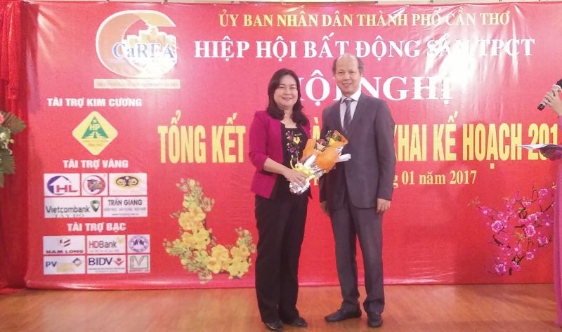 Chủ tịch Hiệp hội BĐS Việt Nam tặng hoa