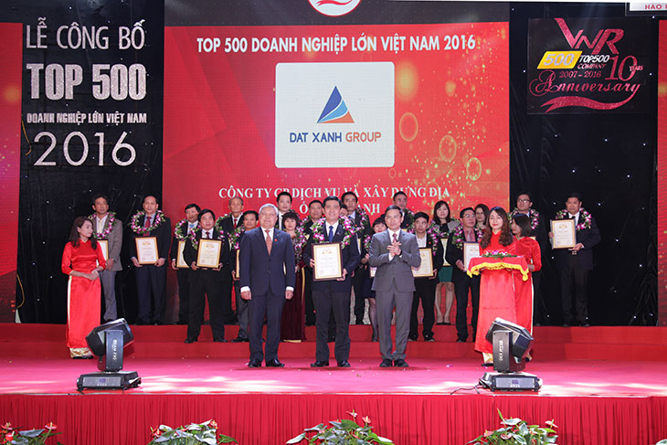 Ông Vũ Quốc Việt Nam – Đại diện Đất Xanh nhận giải thưởng từ Ban tổ chức.