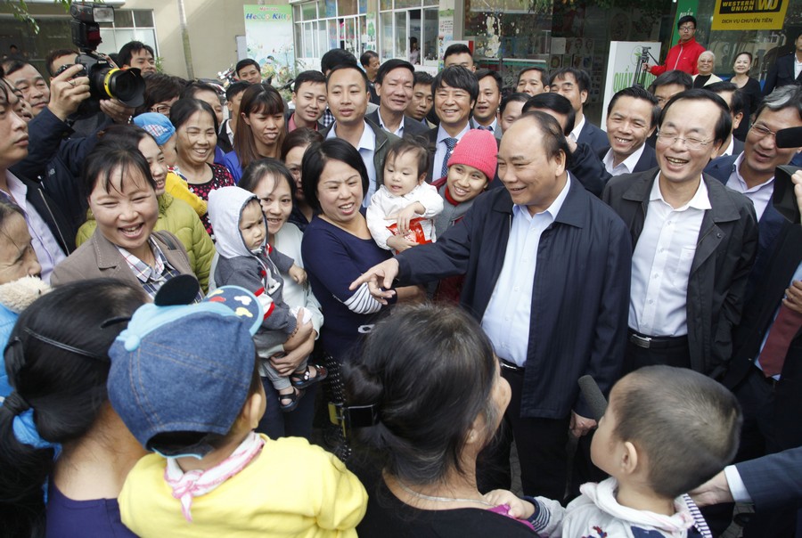 Thủ tướng Chính phủ Nguyễn Xuân Phúc và Bộ trưởng Bộ Xây dựng Phạm Hồng Hà thăm khu nhà ở xã hội VIGLACERA Đặng Xá (Gia Lâm, Hà Nội).