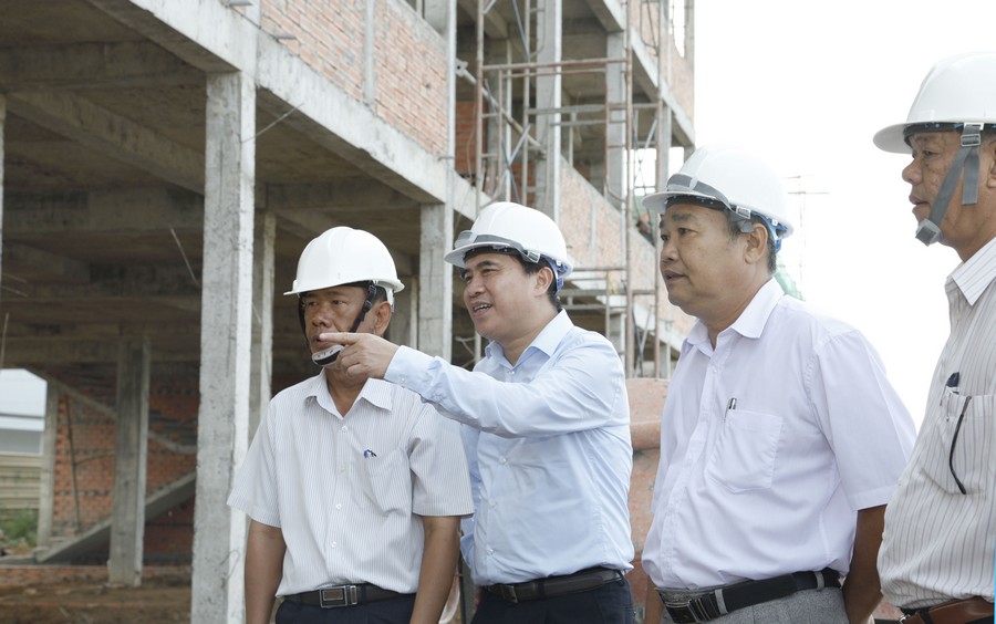 Thứ trưởng Lê Quang Hùng kiểm tra chất lượng một công trình xây dựng.