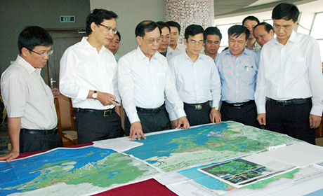 Thứ trưởng Nguyễn Đình Toàn kiểm tra đồ án quy hoạch tại thực địa.