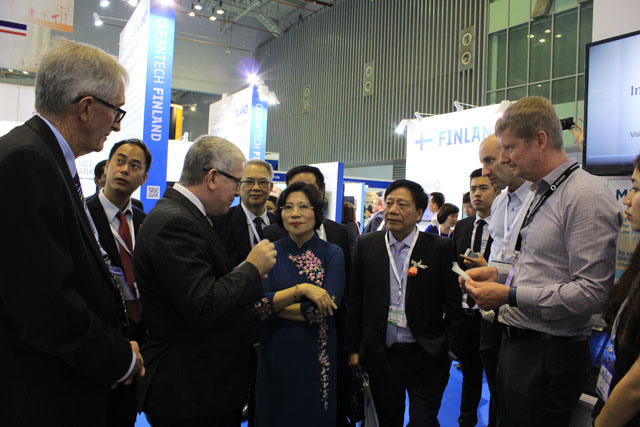 Thứ trưởng Phan Thị Mỹ Linh trao đổi với các chuyên gia quốc tế tại hội thảo ngành nước.