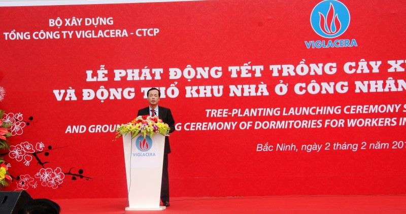 Đồng chí Phạm Hồng Hà - Ủy viên BCH TƯ Đảng, Bộ trưởng Bộ Xây dựng phát động Tết trồng cây Xuân Đinh Dậu và phát lệnh Động thổ Khu nhà ở công nhân tại KCN Yên Phong