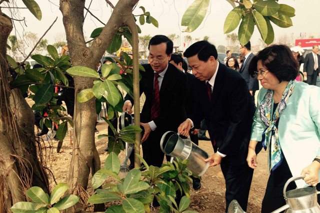 Bộ trưởng Phạm Hồng Hà, Thứ trưởng Phan Thị Mỹ Linh trồng cây tại khu công nghiệp Yên Phong.