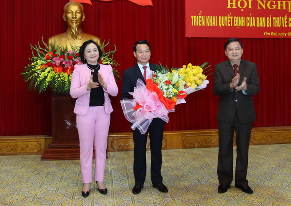 Ủy viên Trung ương Đảng, Bí thư Tỉnh ủy, Chủ tịch UBND tỉnh Yên Bái Phạm Thị Thanh Trà chúc mừng ông Đỗ Đức Duy trong cương vị lãnh đạo mới.
