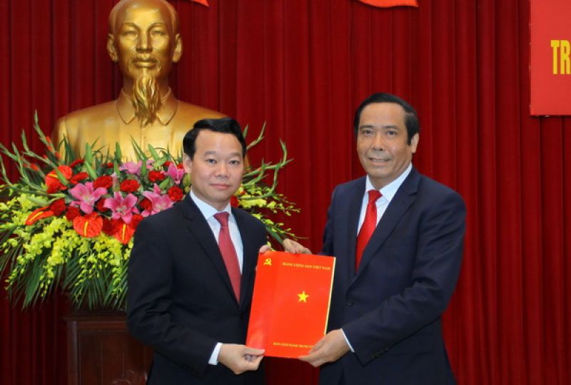 Ông Nguyễn Thanh Bình, Ủy viên Trung ương Đảng CSVN, Phó Trưởng Ban TCTW trao Quyết định của Ban Bí thư cho đồng chí Đỗ Đức Duy sáng ngày 8/2/2017.