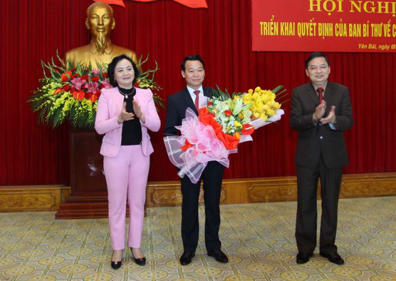 ãnh đạo tỉnh tặng hoa chúc mừng đồng chí Đỗ Đức Duy - Chủ tịch UBND tỉnh Yên Bái.