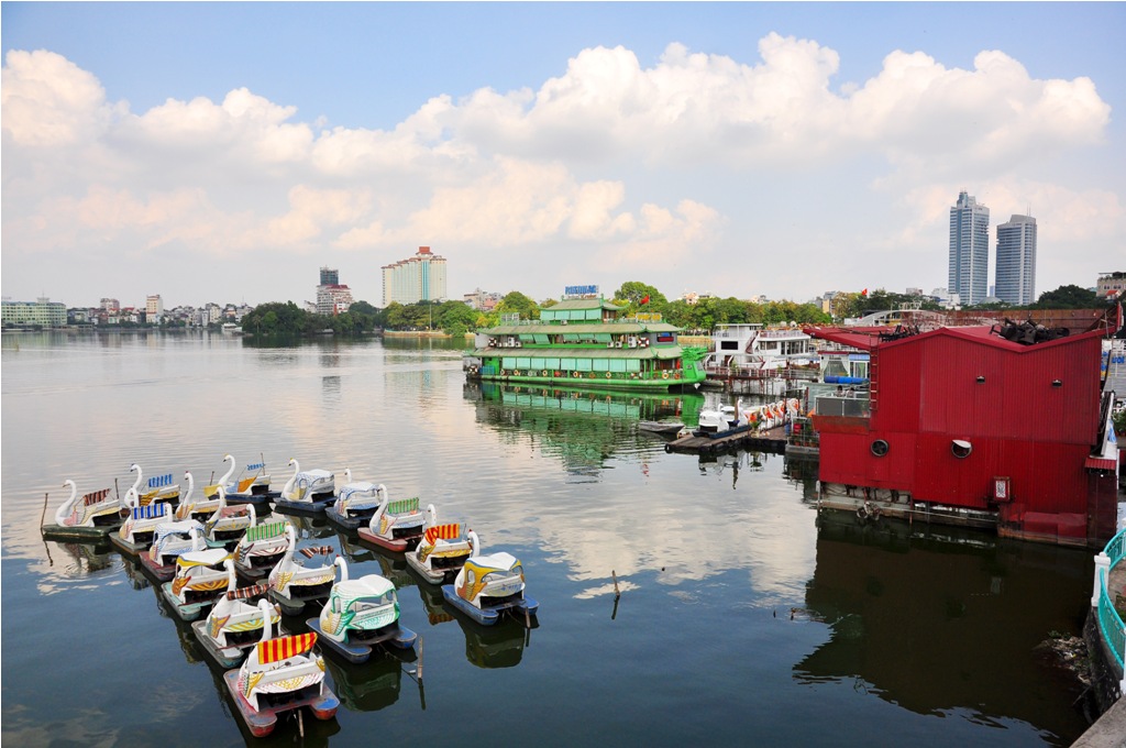 Chủ tịch Hà Nội yêu cầu chấm dứt các hoạt động kinh doanh trên mặt nước Hồ Tây.