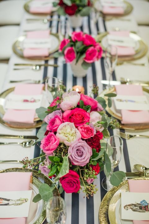 1. Hãy thử trang trí bàn tiệc với những bình hoa hồng  nhiều màu sắc trên nền khăn trải bàn sọc đen trắng xem, bạn sẽ phải ngạc nhiên vì sự nổi bật và hấp dẫn của nó.