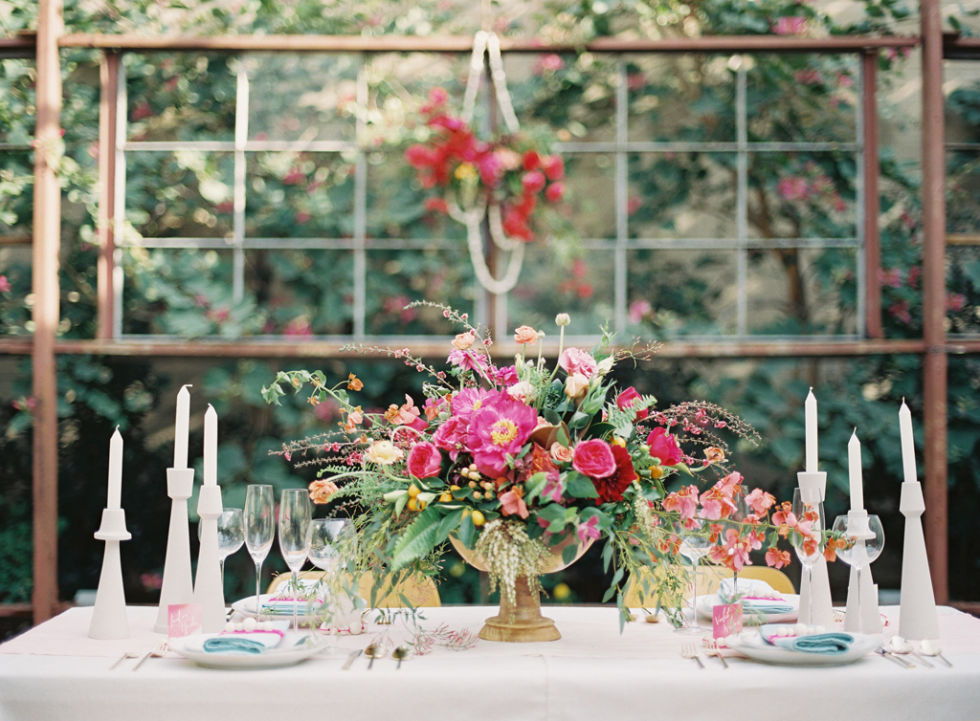 5. Một lẵng hoa tươi thật to đặt trên nền trắng tinh khôi của những chiếc ly, nến và cả khăn trải bàn mang đến một không gian tuy đơn giản nhưng thật trang trọng.