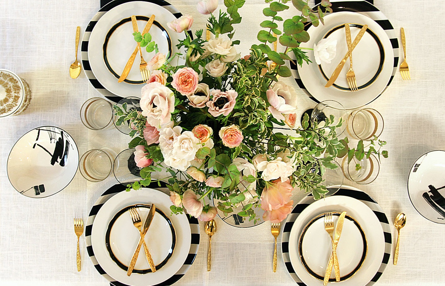 9. Sự kết hợp các gam màu nhẹ nhàng của những bông hoa màu hồng phớt và màu trắng với sắc xanh của lá trên nền kẻ sọc của những chiếc đĩa khiến bàn tiệc cho ngày lễ tình nhân thêm phần ngọt ngào, tinh khiết.