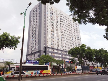 Dự án NƠXH 30 Phạm Văn Đồng (Cầu Giấy, Hà Nội) với nhiều căn hộ thông tầng chưa bị xử lý. Ảnh: TG.