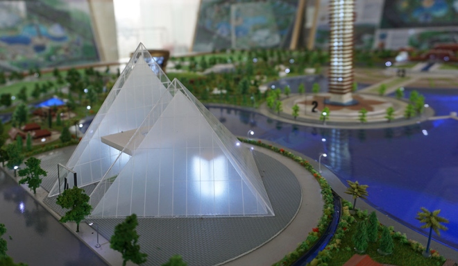Một công trình khác trong công viên cũng có quy mô rất lớn là Tháp trí tuệ (bán kim tháp), rộng 5.600 m2 xây dựng theo chủ đề “Thanh Hoá với thế giới”.