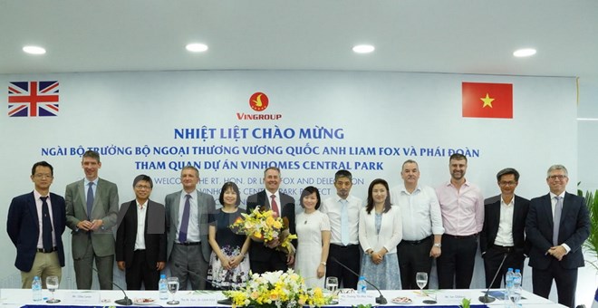 Bộ trưởng Bộ Ngoại thương Anh cùng đoàn tham quan công trình Landmark 81 thuộc Khu đô thị Vinhomes Central Park. (Ảnh: Vietnam+).
