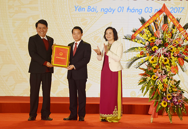 Ông Đỗ Đức Duy - Chủ tịch UBND tỉnh Yên Bái trao Giấy chứng nhận đăng ký đầu tư dự án cho Tập đoàn Hoa Sen