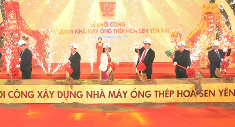 Lãnh đạo tỉnh Yên Bái và Tập đoàn Hoa Sen thực hiện nghi thức Lễ khởi công công trình.