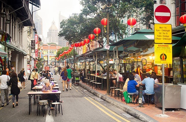 Con phố ẩm thực tại Singapore. Ảnh: Alamy.
