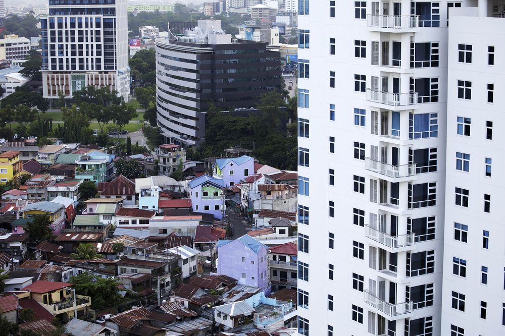Khu ổ chuột bên cạnh các tòa cao ốc ở Cebu, Philippines. Nhiếp ảnh gia: Kuni Takahashi / Bloomberg