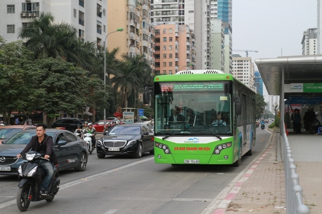 Từ thử nghiệm buýt BRT, Hà Nội sẽ định hình được làn đường ưu tiên công vụ - công cộng. (Ảnh Khiếu Minh).