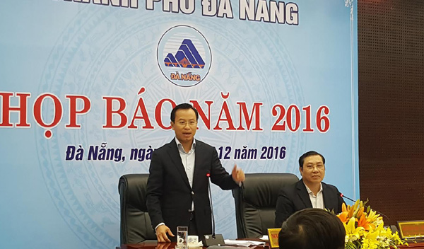 Ông Nguyễn Xuân Anh (đứng) và ông Huỳnh Đức Thơ tại cuộc họp báo ngày 21.12.2016 đều cho rằng phương án làm hầm chui đã được chuẩn bị rất kỹ. Ảnh: Nam Cường.