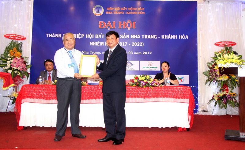 Ông Đào Công Thiên, Phó chủ tịch UBND tỉnh Khánh Hòa, trao quyết định thành lập Hiệp hội cho ông Nguyễn Xuân Thùy.
